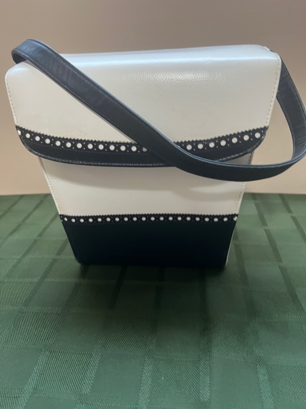 Vintage Classic Two-Tone Shoulder purse - Navy & White - Picture 12 of 13